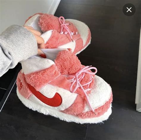 nike slippers fluffy.